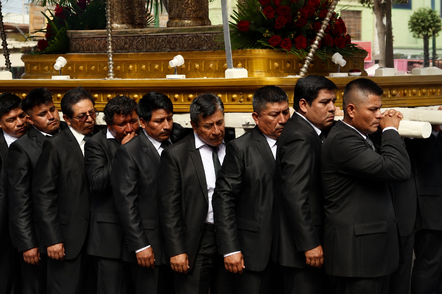 Cofrades en recorrido procesional